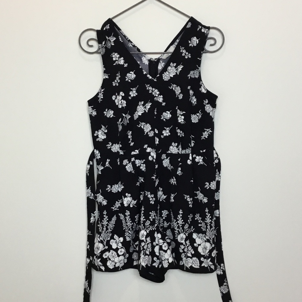 LOFT Black and White Floral Print Romper 8P
